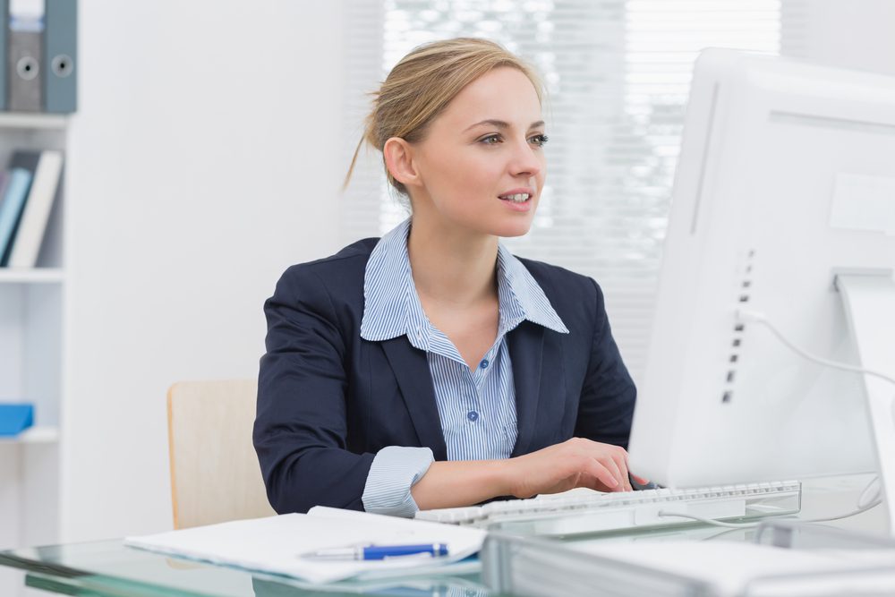 Young business woman working on computer at desk in office kit digital corredores